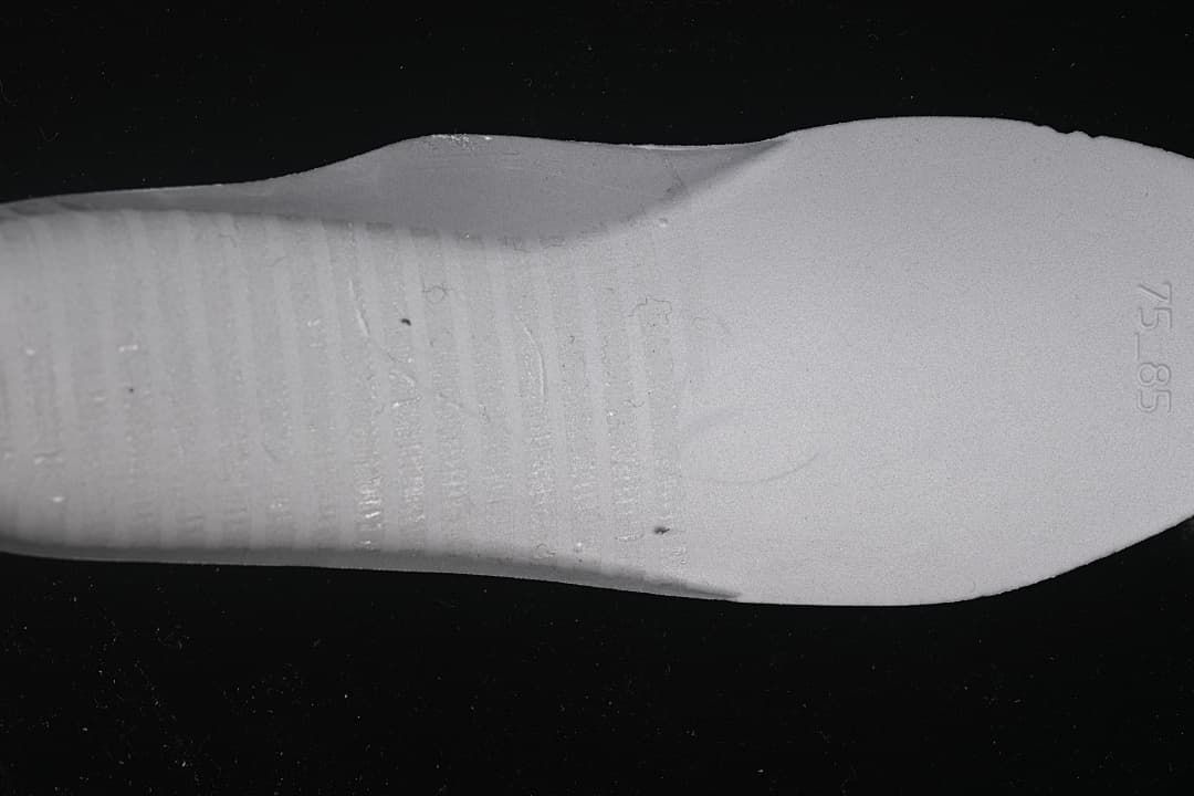 Close-up of the shoe insole showing a size marking of 7.5–8.5