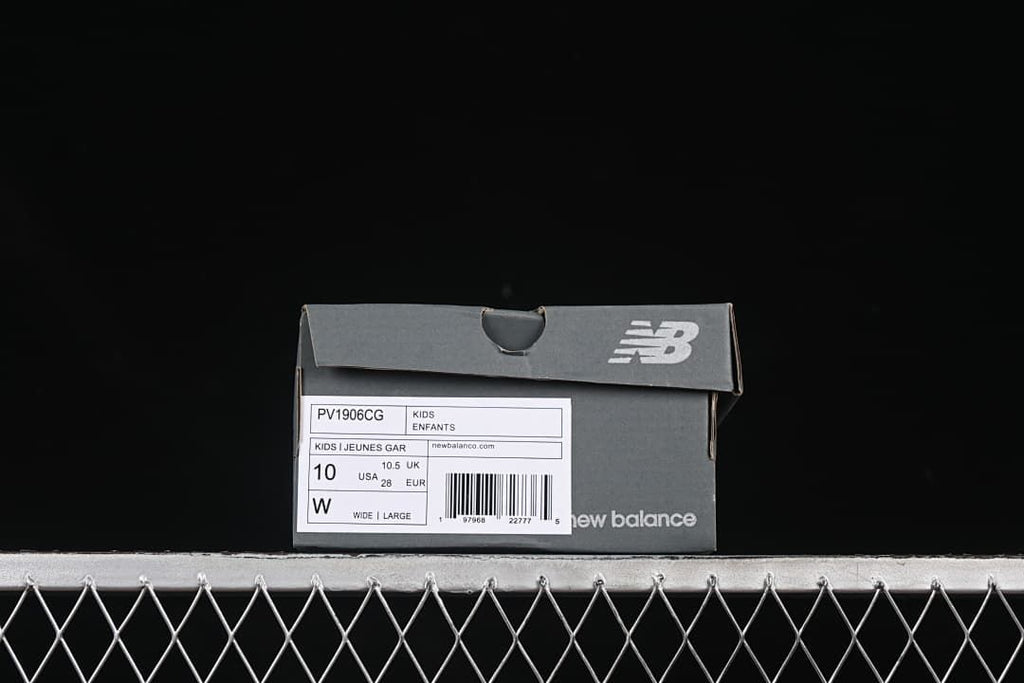 New Balance PV1906CG kids shoe box label showing a sample size of EU 28