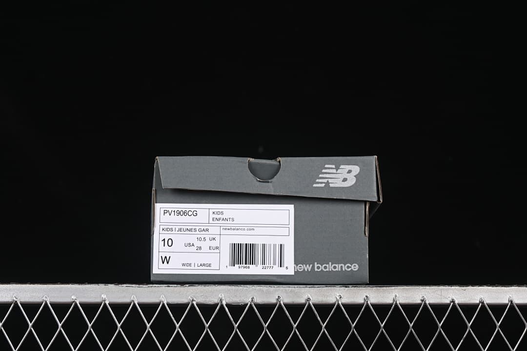New Balance PV1906CG kids shoe box label showing a sample size of EU 28