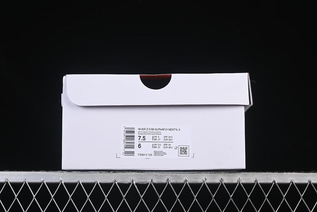 Shoe box label with model text and size information.