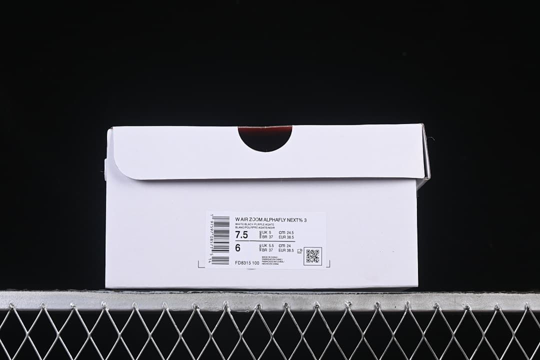 Shoe box label with model text and size information.