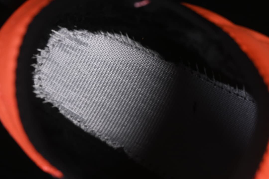 Close-up of the mule's inner lining and construction