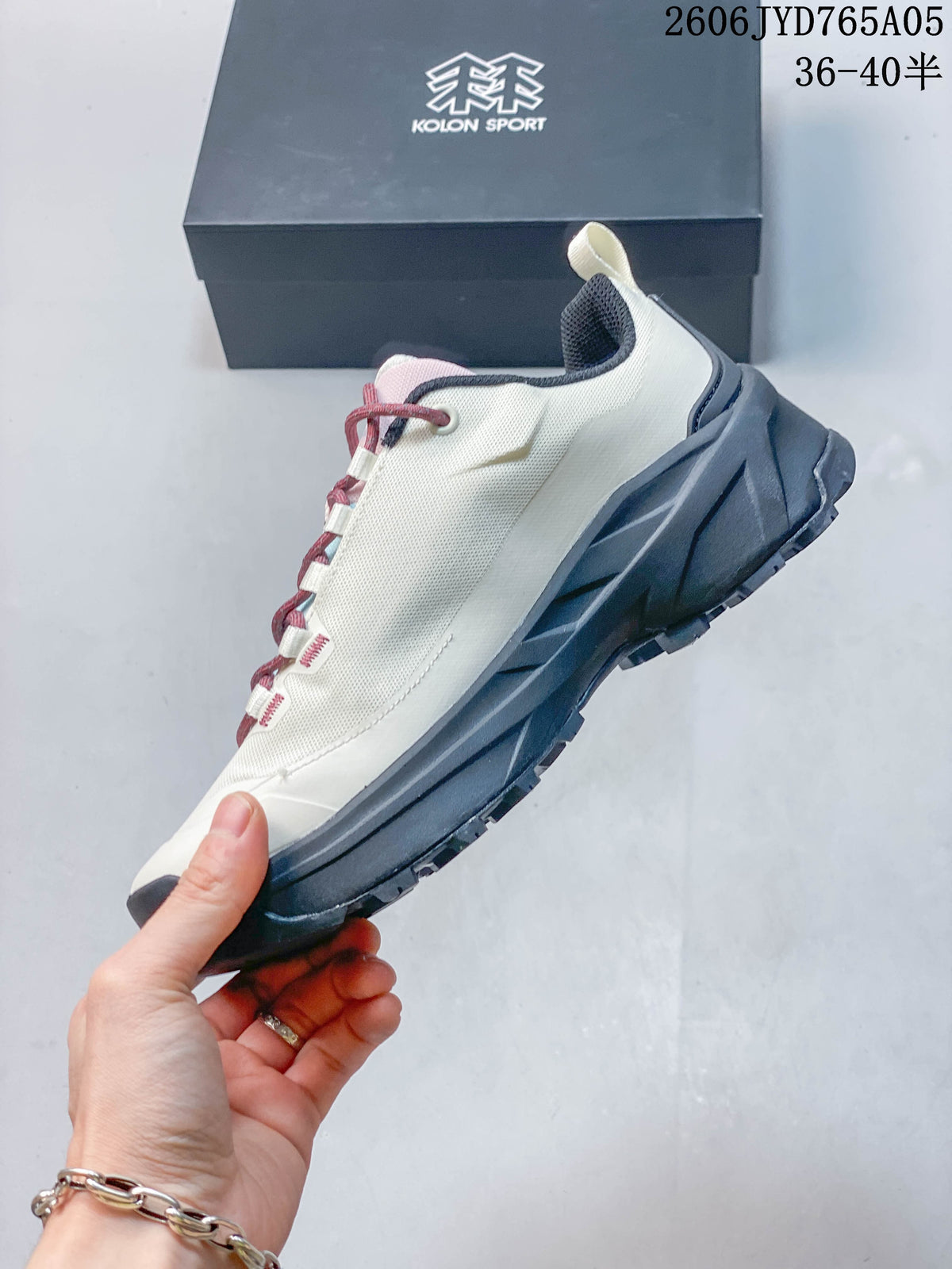 Side view showing the light-colored mesh upper and sculpted dark outsole; image text shows a size range of 36–40.5.