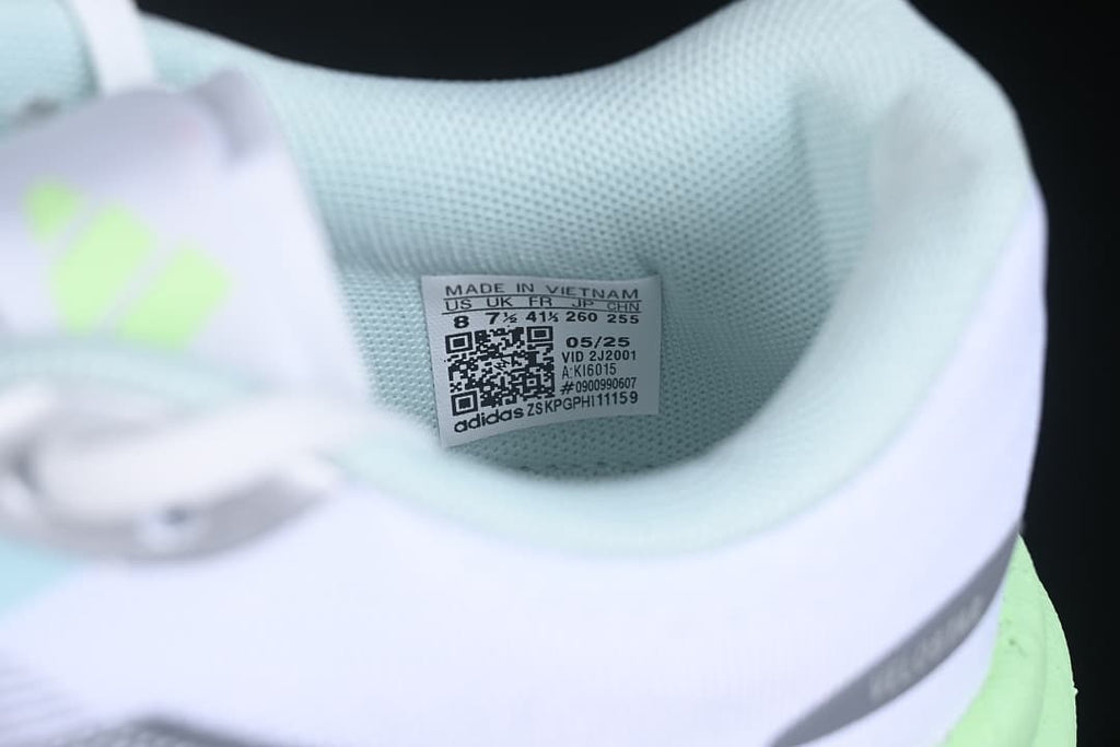 Close-up of the shoe size label inside the collar