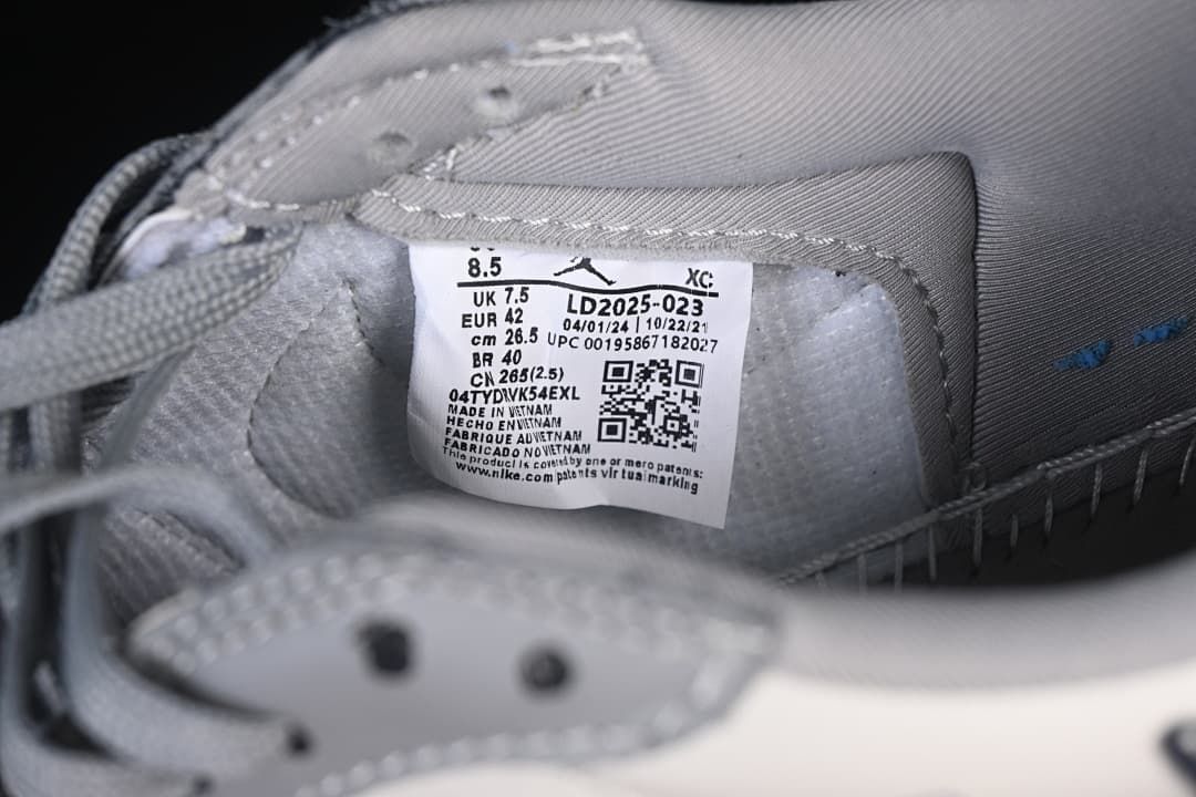 Sneaker interior size label showing EU 42, US 8.5, UK 7.5, and CM 26.5.