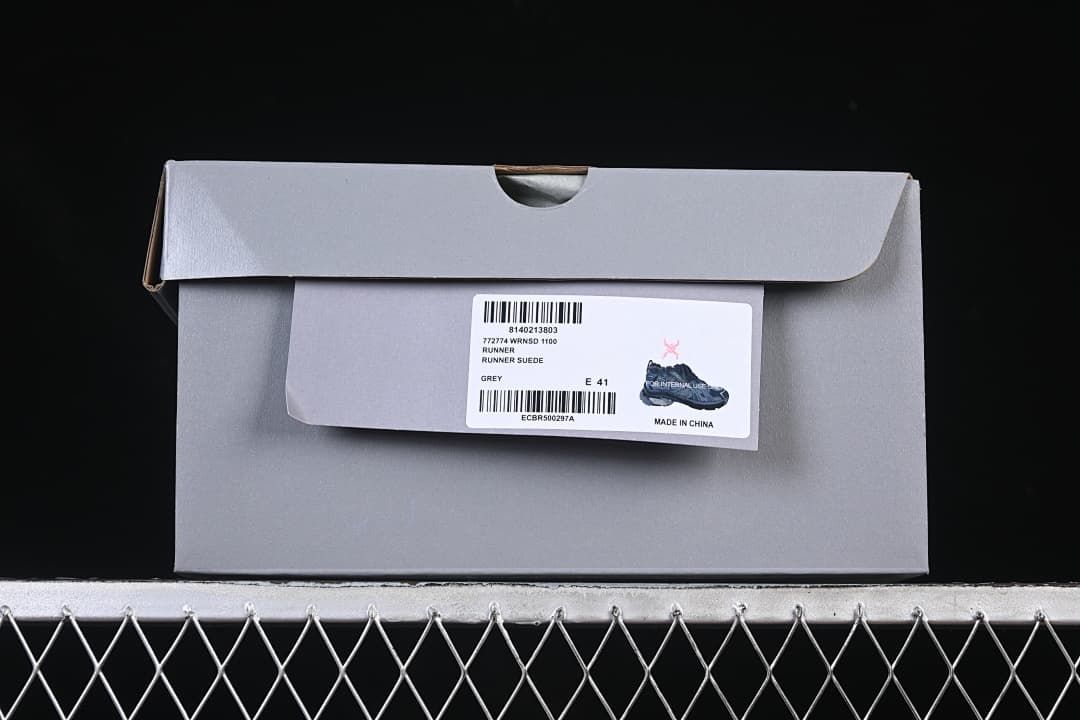 Shoebox label identifying a grey Runner Suede, size EU 41