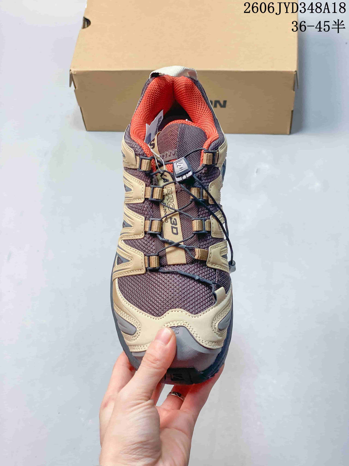 Top view of the Salomon XT-3D shoe showing the mesh upper and quick-lace system; image also displays a size range.