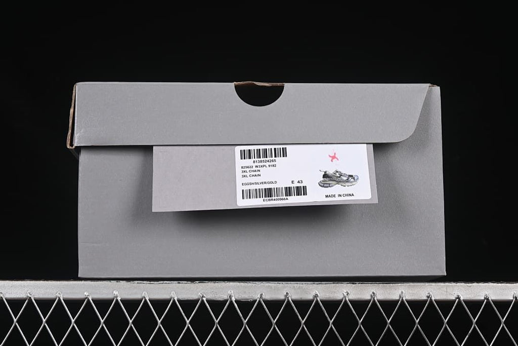 Shoebox label identifying the 3XL Chain Silver/Gold style; sample marked EU 43.