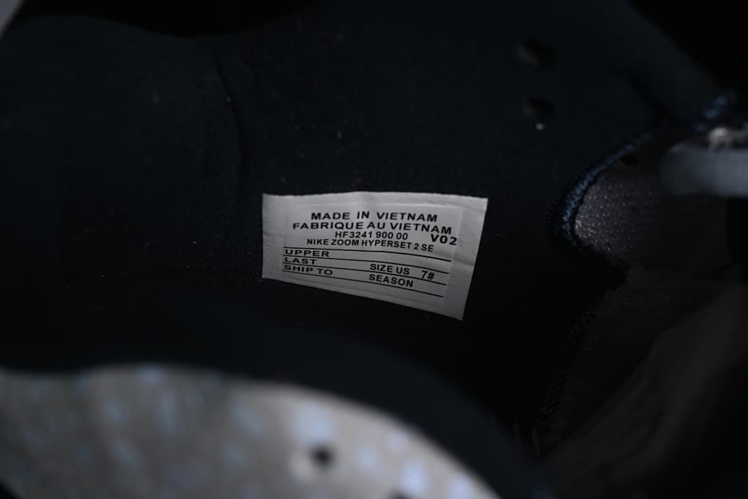 Interior label showing Nike Zoom HyperSet 2 SE and US size 7