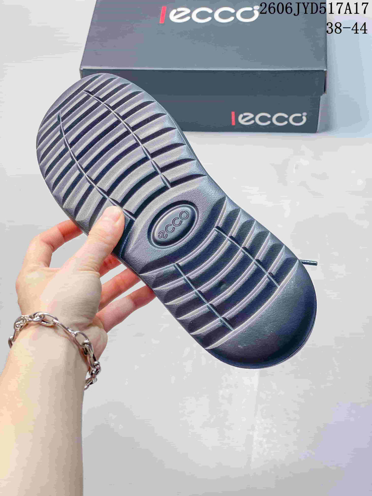 Close-up of the ridged outsole on a dark gray ECCO sneaker; image text states sizes 38–44.