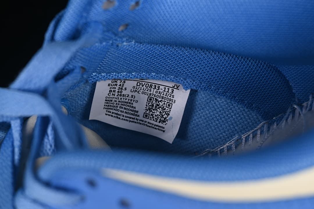 Inside label showing style code DV0833-113 and sample size EU 42