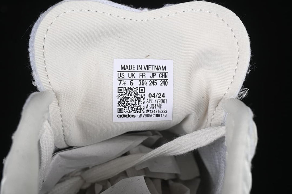 Tongue size label showing a photographed sample size and style code JQ4748