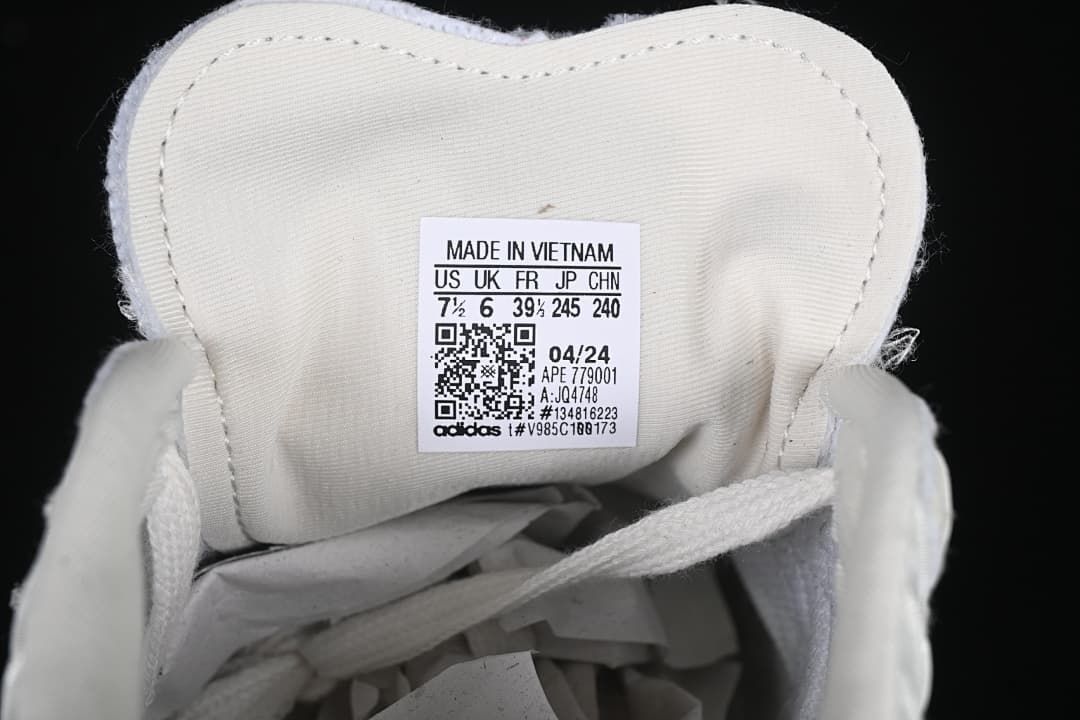 Tongue size label showing a photographed sample size and style code JQ4748