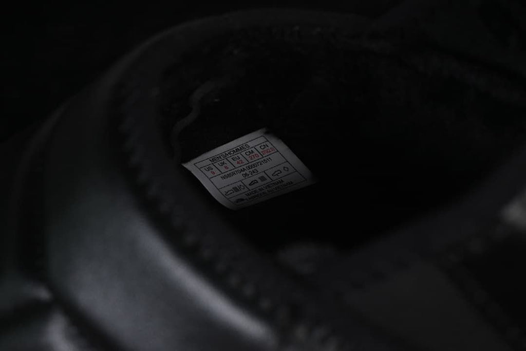 Interior size label photographed inside the mule.