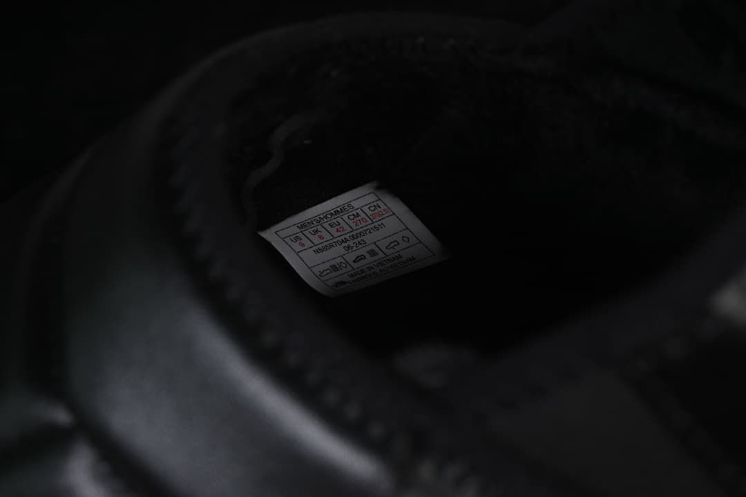 Interior size label photographed inside the mule.