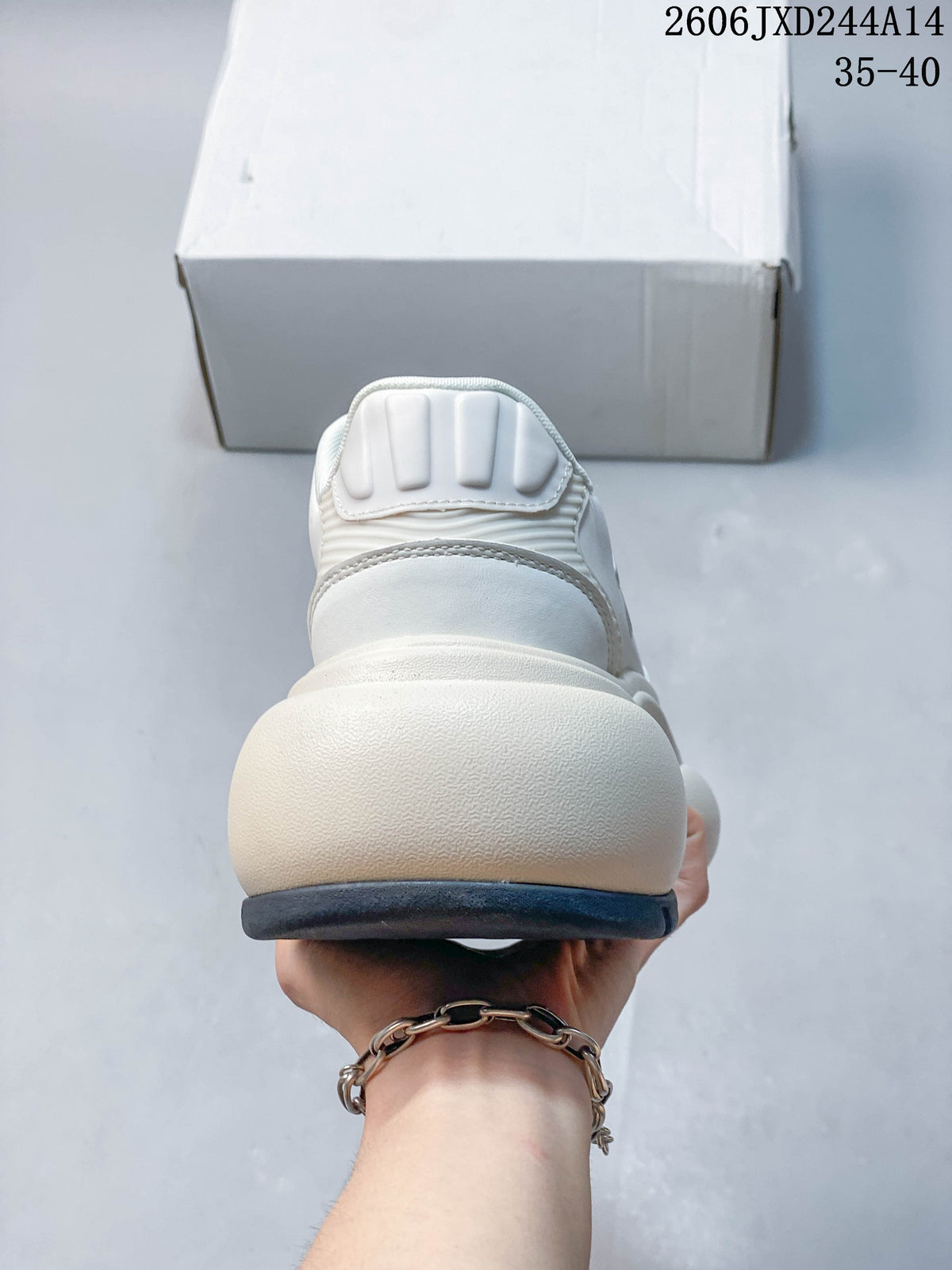 Rear view of the white sneaker showing its padded heel and dark outsole; image overlay shows code 2606JXD244A14 and sizes 35–40.
