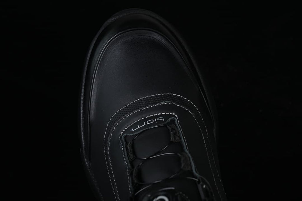 Top view of the toe and dial closure area