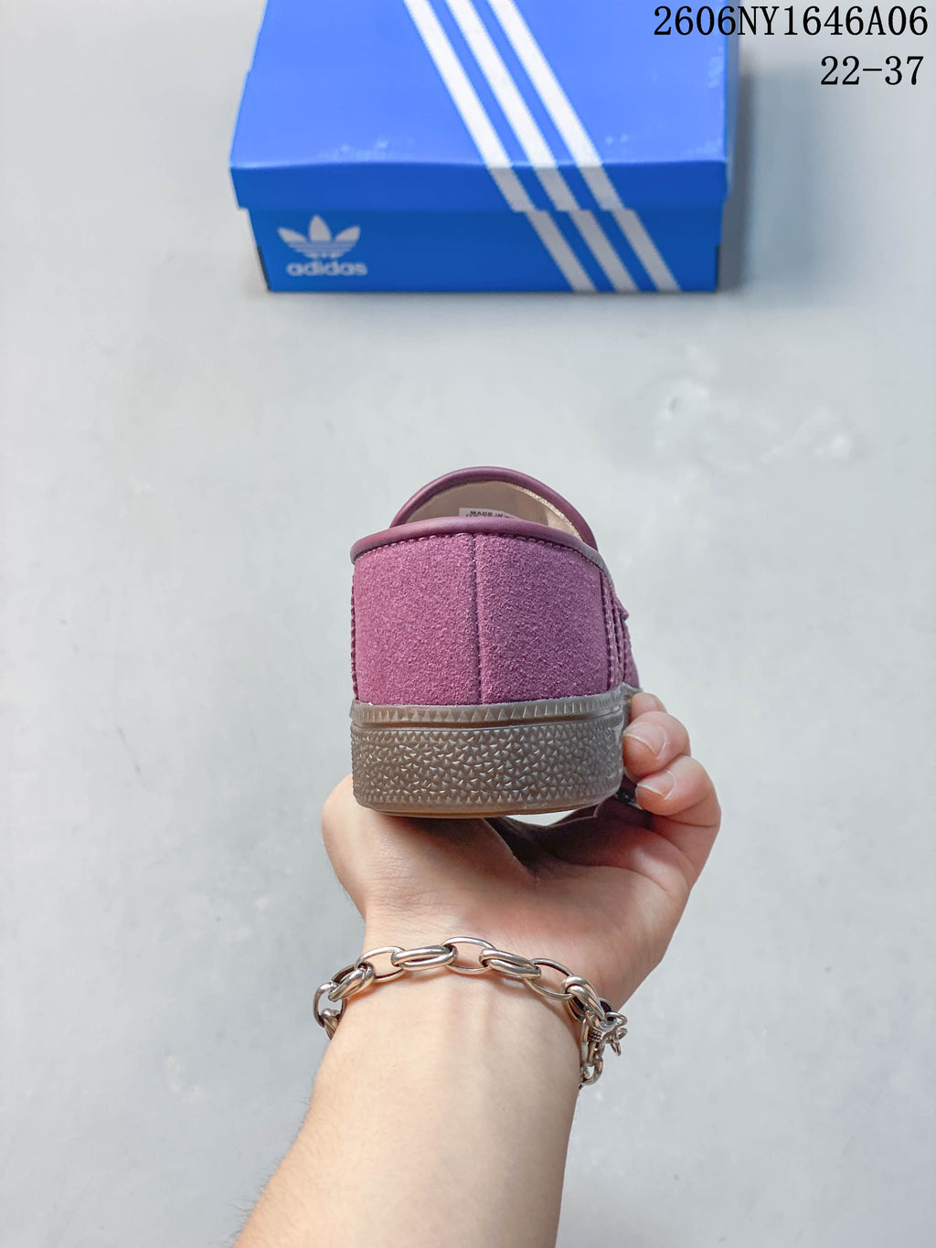 Rear view of the mauve sneaker with a textured brown-toned sole
