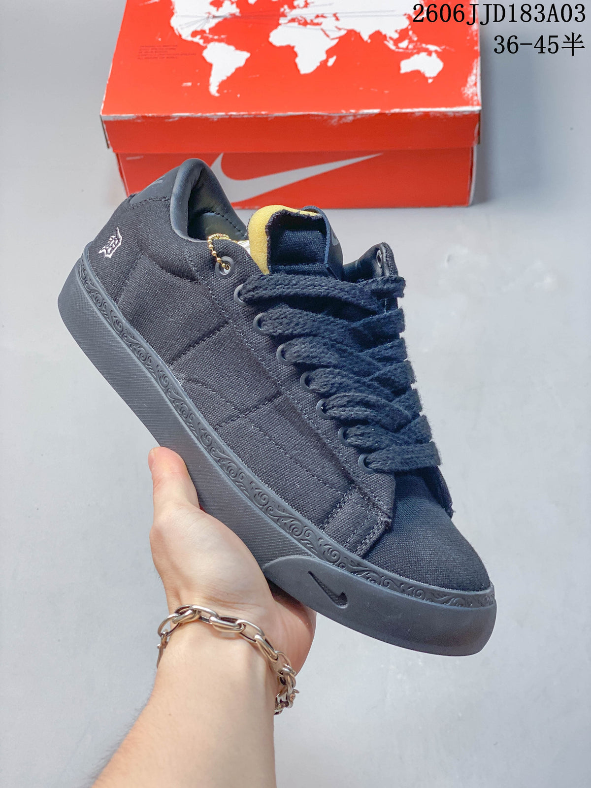 Charcoal low-top lace-up sneaker with a dark decorated midsole