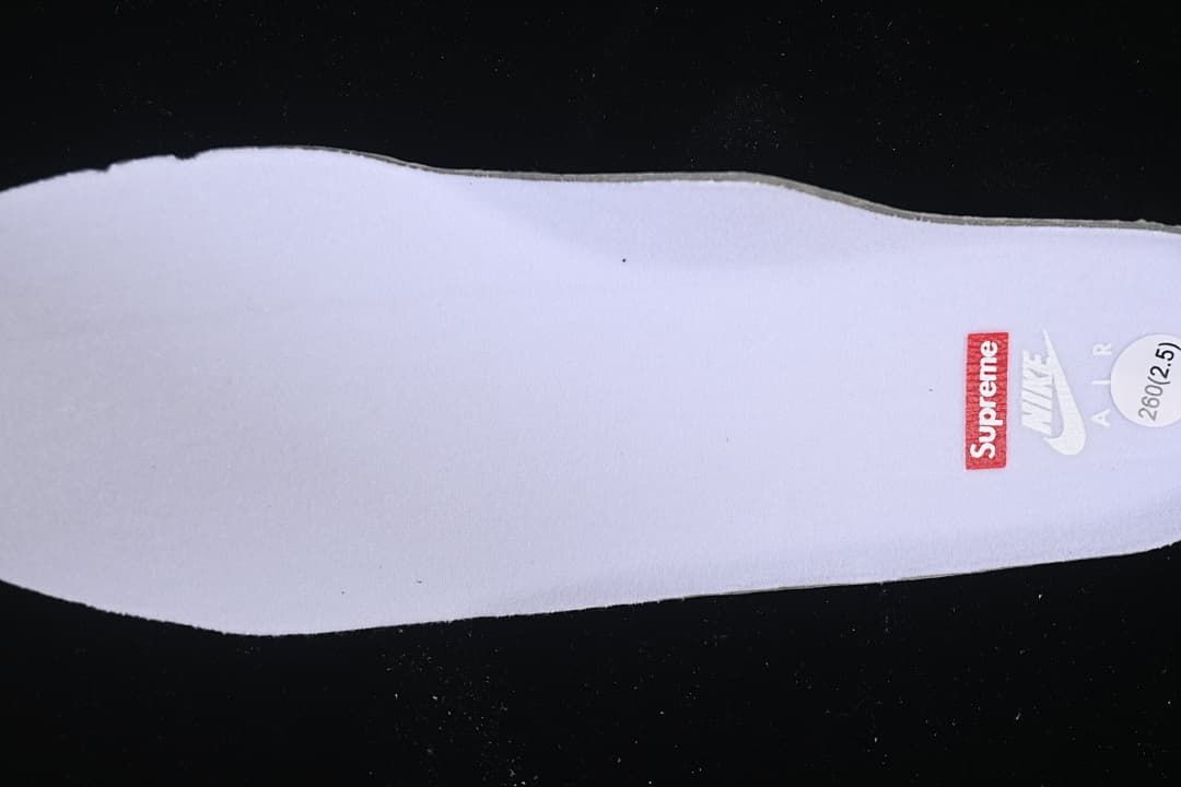 Insole with Nike Air and Supreme branding and a 260 (2.5) marking