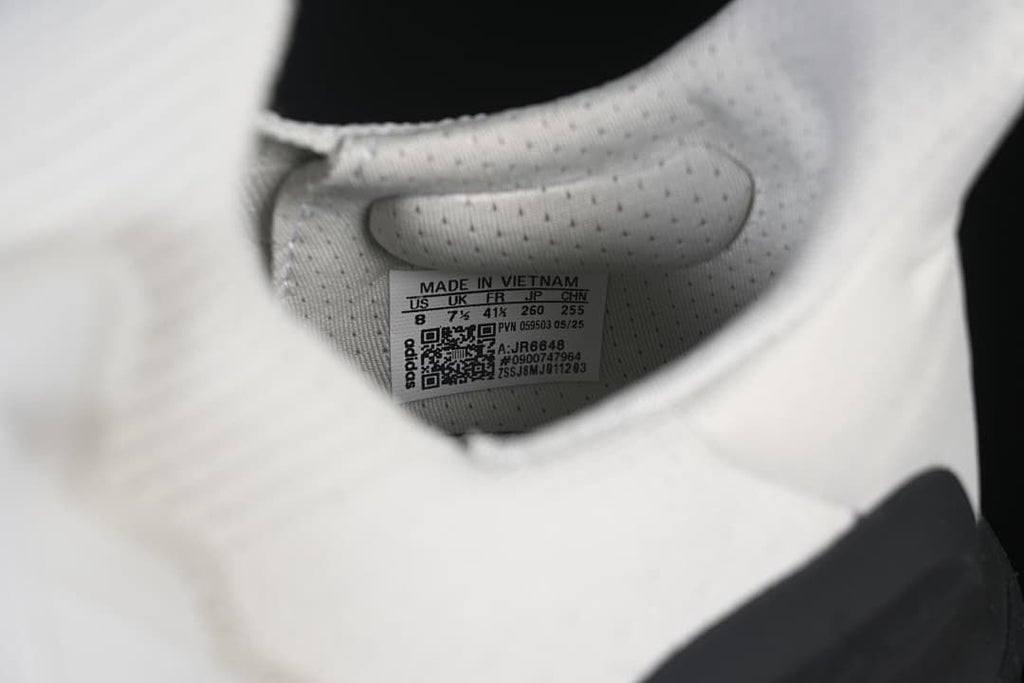 Interior size label showing size US 8 and style code JR6648