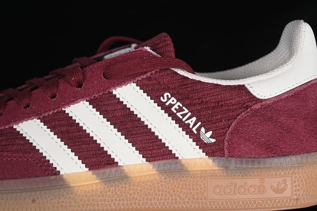 Close-up of the white side stripes and Spezial branding