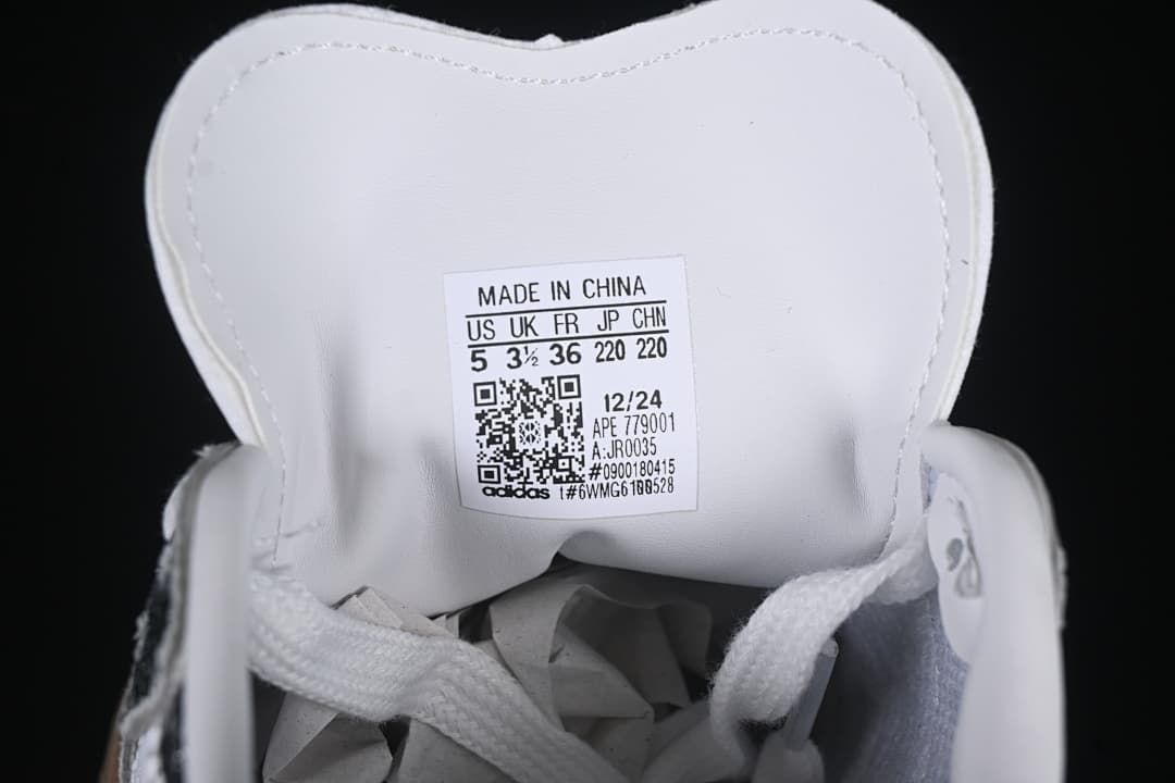 Tongue label showing size information on the photographed sample