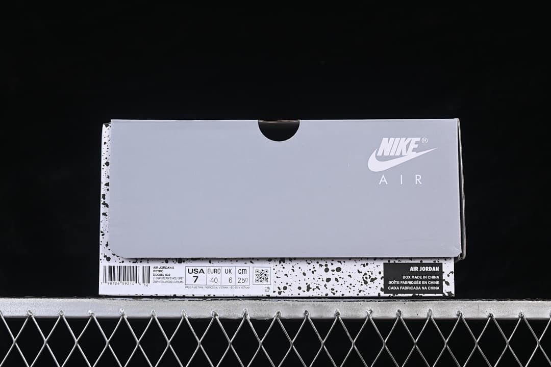 Jordan Air shoe box with size label showing EU 40