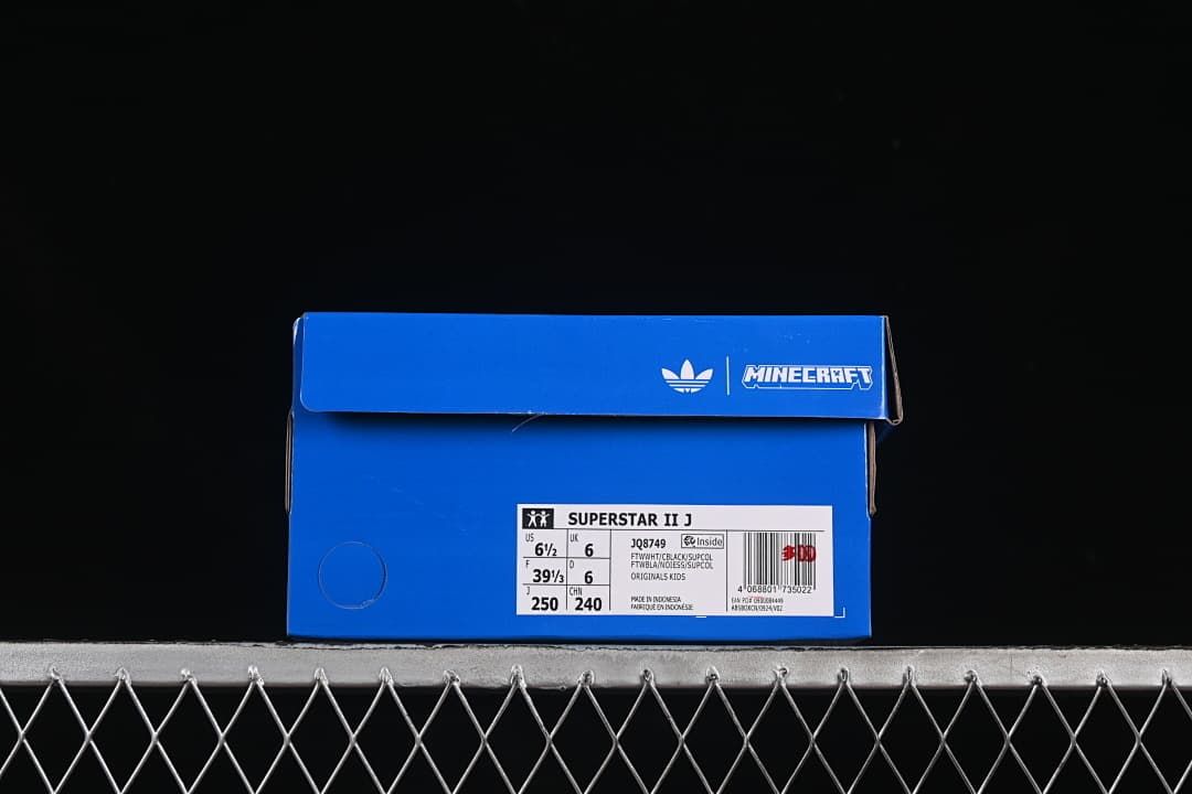 Shoe box label identifying Superstar II J and style code JQ8749