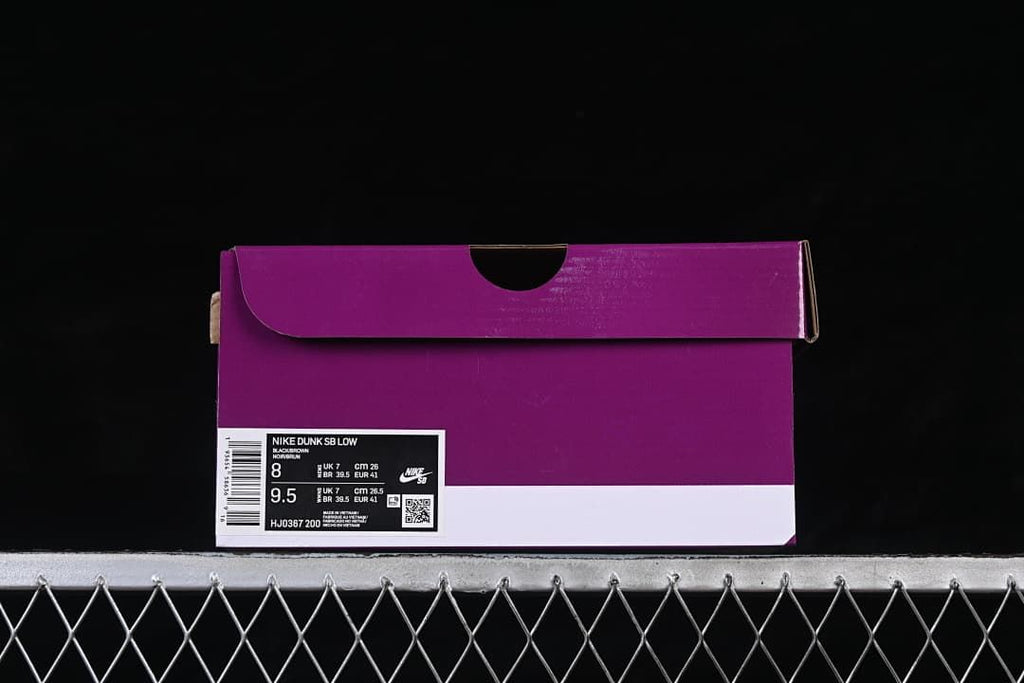 Shoebox label showing Nike Dunk SB Low and style code HJ0367-200