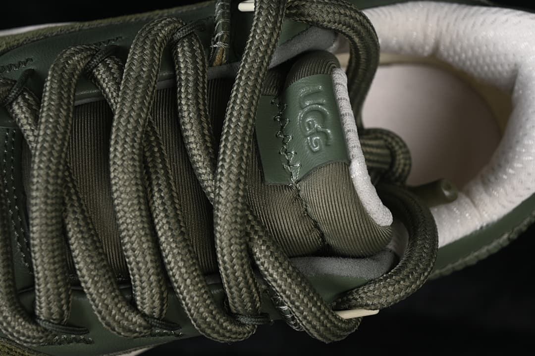 Close-up of the round laces, tongue and padded collar