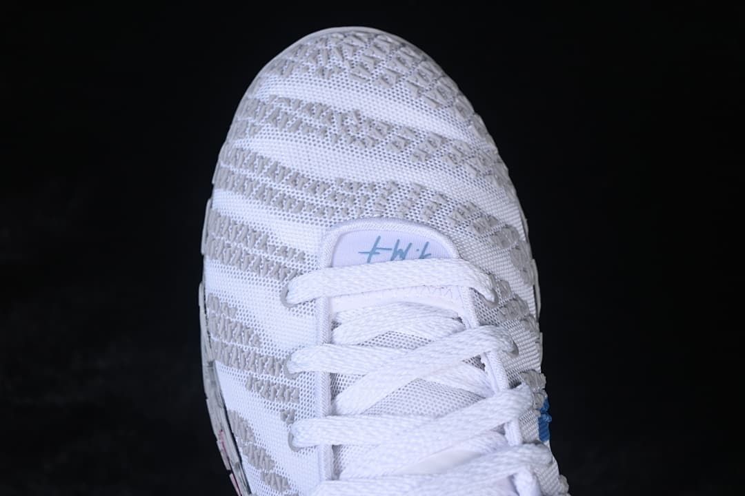 Top view of the patterned toe box and laces