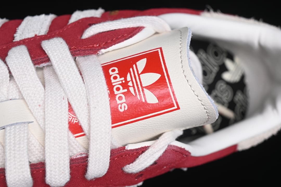 Close-up of the tongue label and white laces.