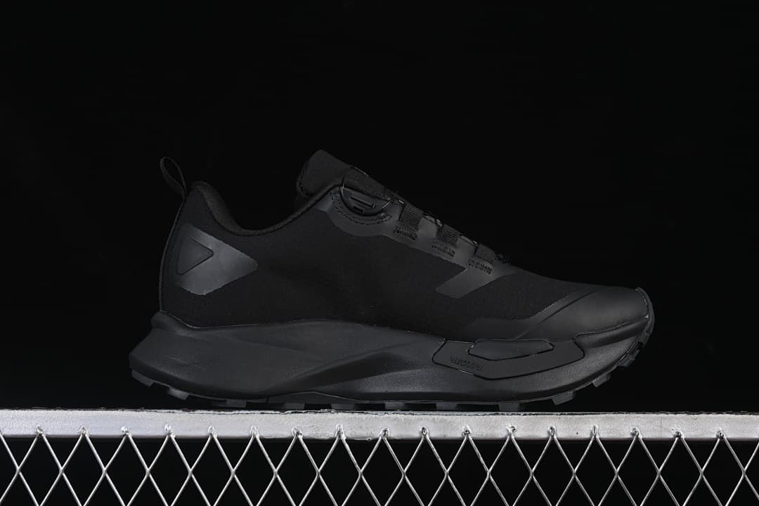 Side profile of the black low-cut shoe and its sculpted sole.