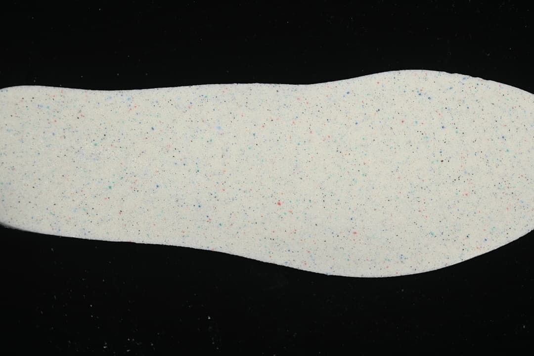 Light-colored shoe insert with multicolor speckles
