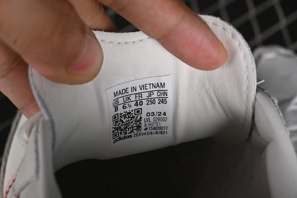 Tongue size label showing EU 40 and model code IH2751