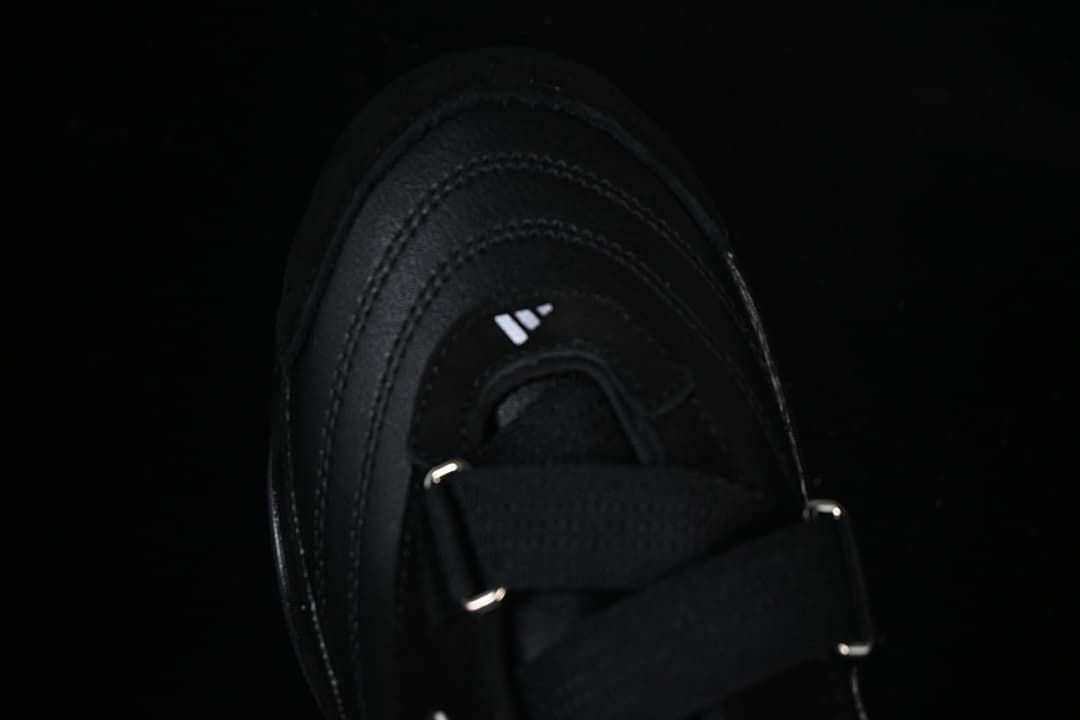 Top view of the toe and strap area