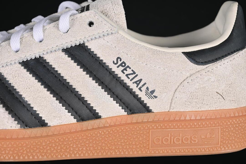 Close-up of the black stripes and Spezial side branding