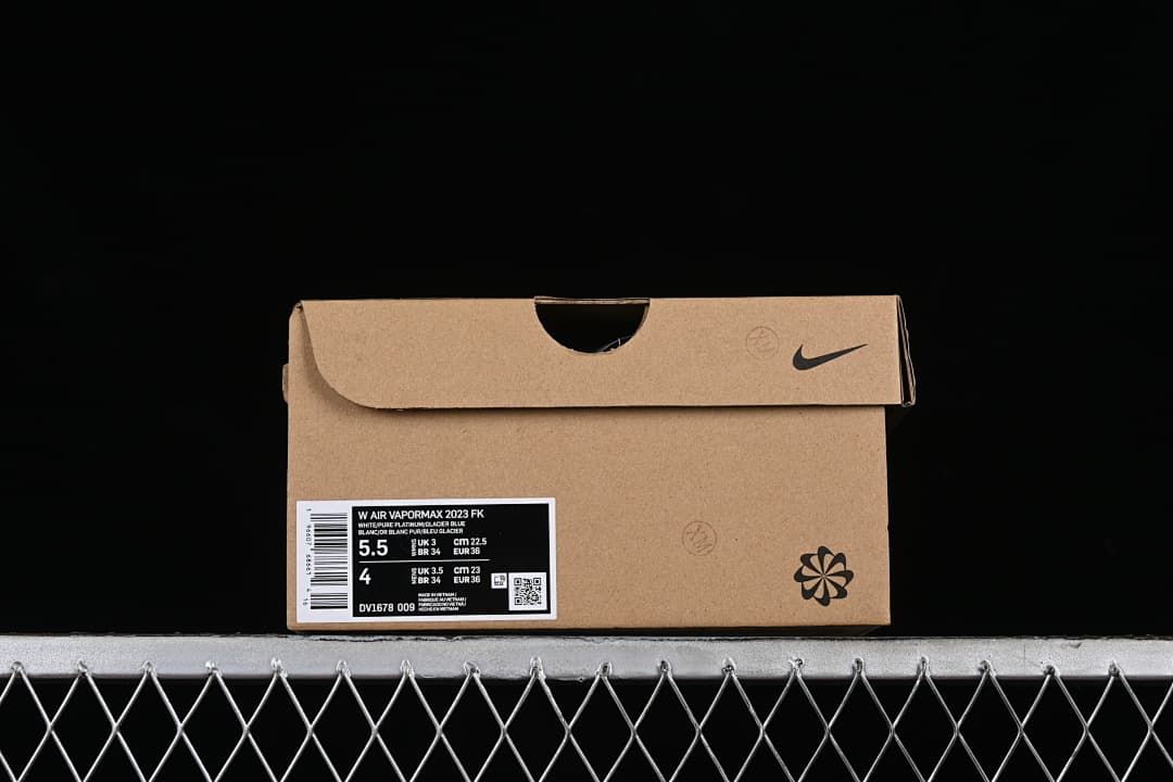 Shoe box label displaying the model name, style code and sample sizing