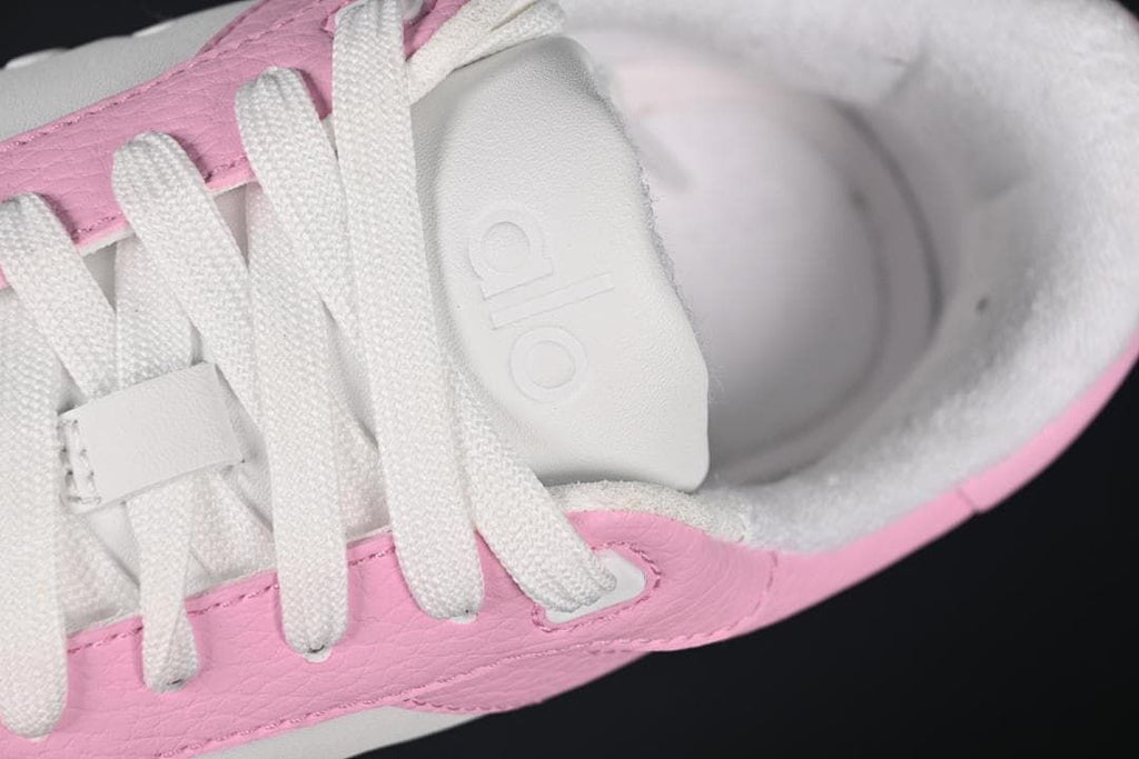 Close-up of the white laces and tongue branding