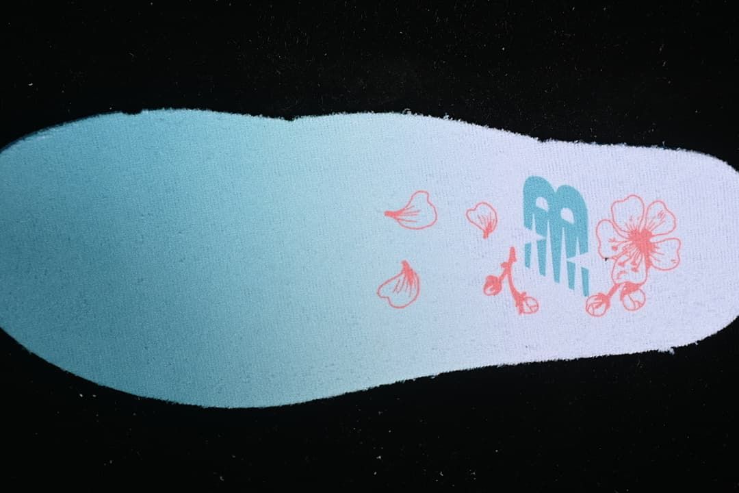 Insole with a teal-to-white gradient and floral graphics