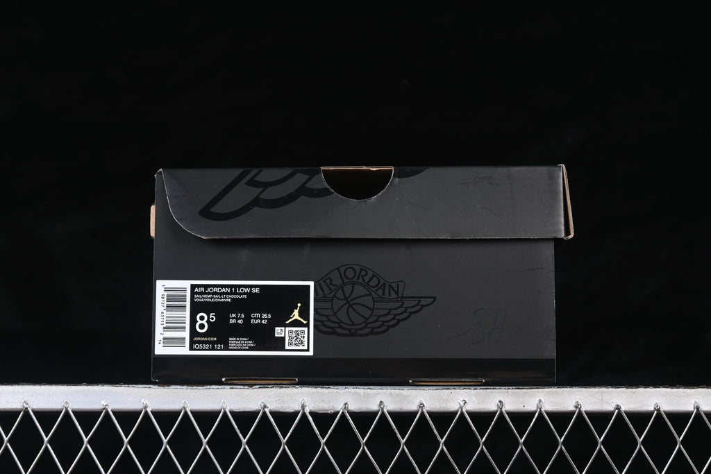 Shoebox label identifying Air Jordan 1 Low SE and style code IQ5321-121, with sample size EU 42