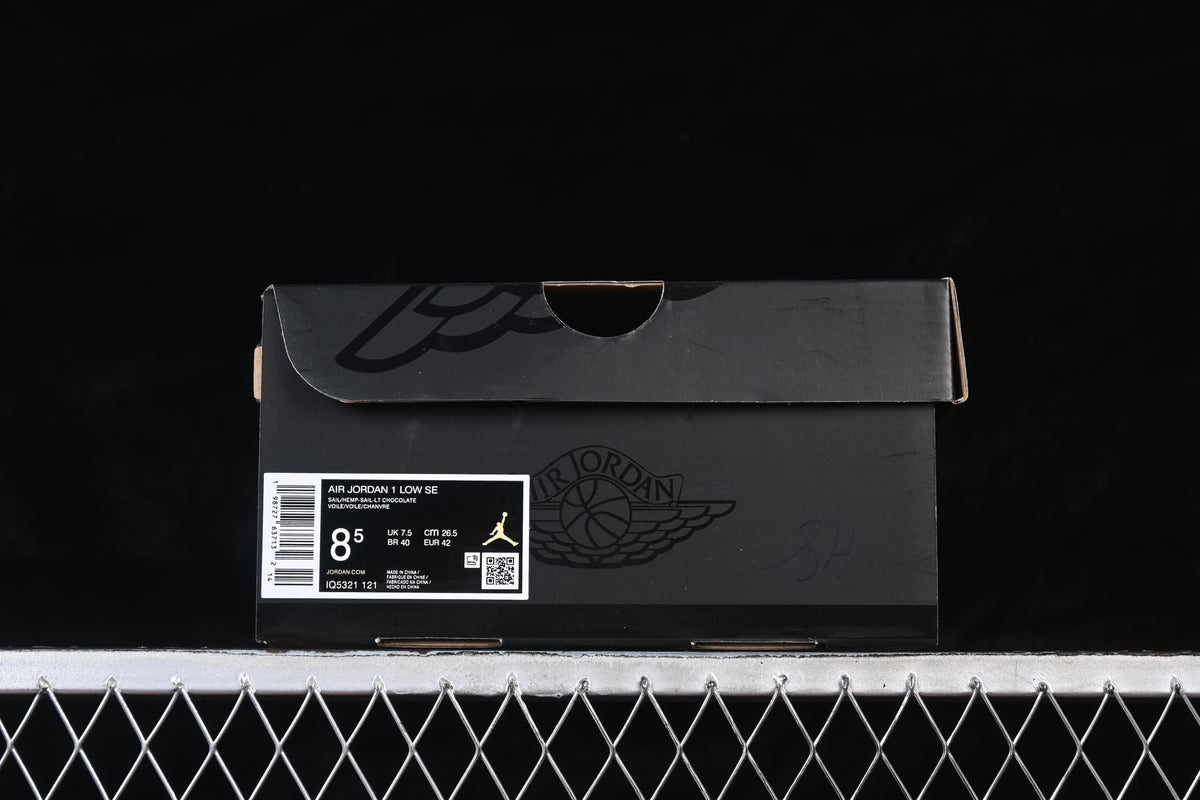 Shoebox label identifying Air Jordan 1 Low SE and style code IQ5321-121, with sample size EU 42