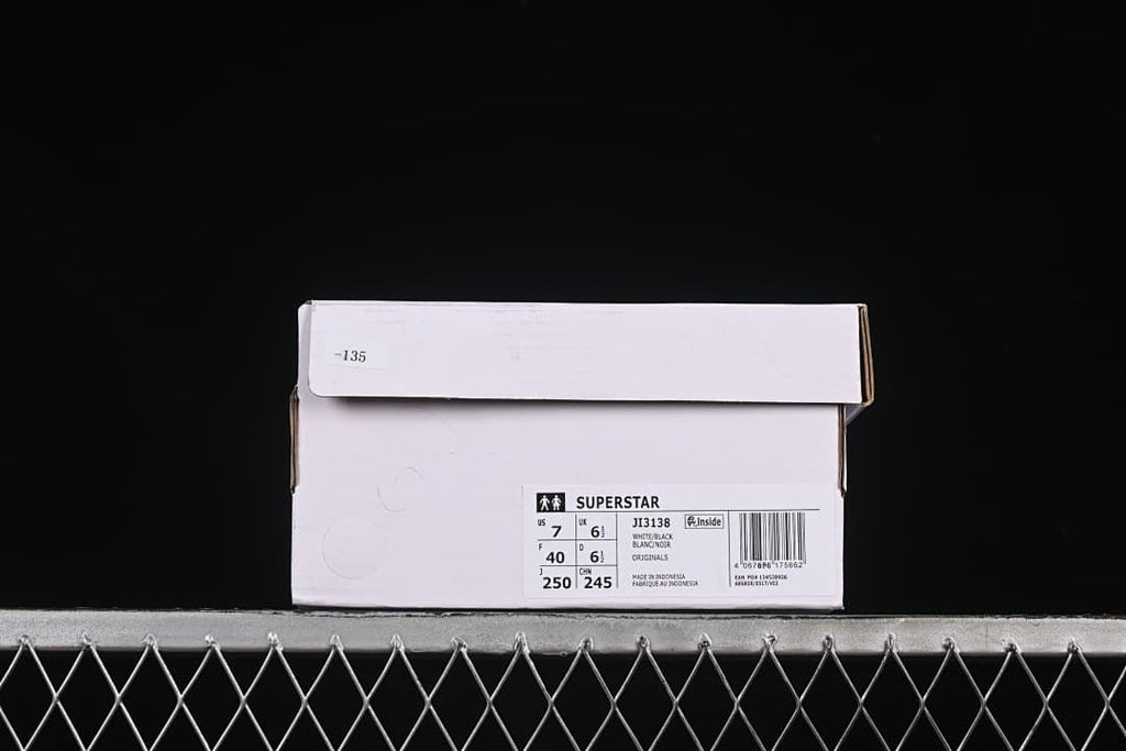 Sneaker box label showing Superstar, model JI3138 and EU size 40