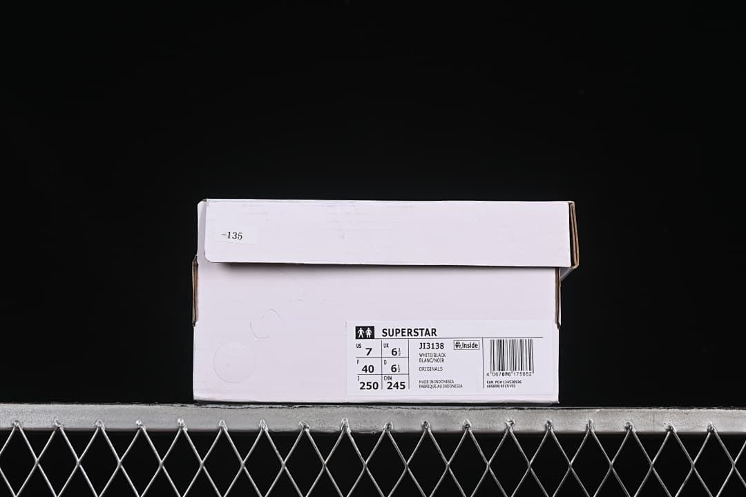 Sneaker box label showing Superstar, model JI3138 and EU size 40