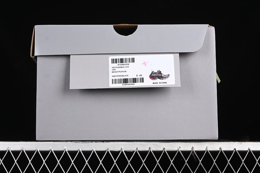 Shoebox label showing grey, pink and black color details and EU 43