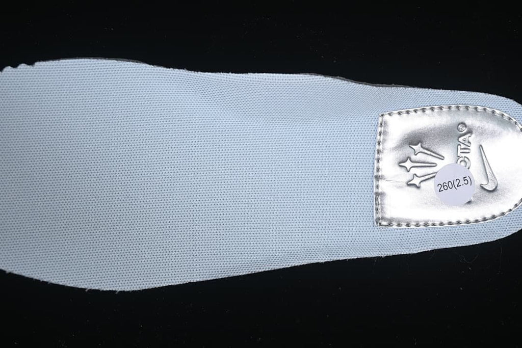 Close-up of the insole with a visible size sticker reading 260 (2.5)