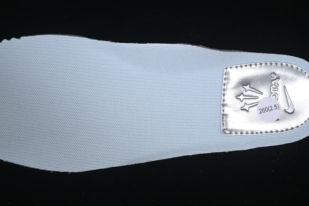 Close-up of the insole with a visible size sticker reading 260 (2.5)