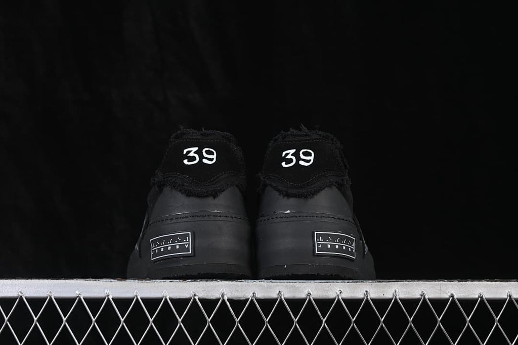 Rear view of both sneakers with size 39 markings