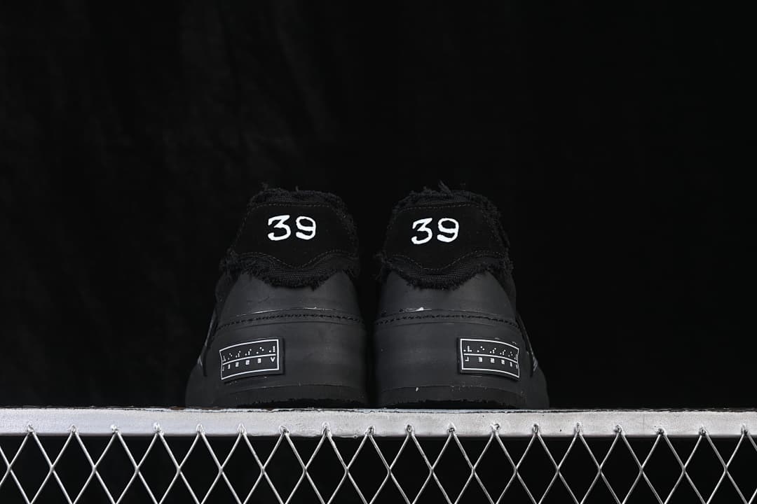 Rear view of both sneakers with size 39 markings